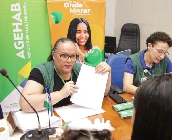 Agehab entrega benefícios habitacionais em três municípios