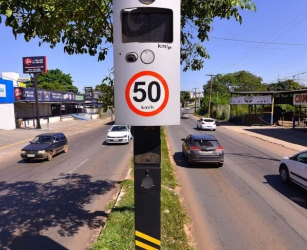 Imagem mostra um dos radares de velocidade instalados pela prefeitura em avenida de Goiânia