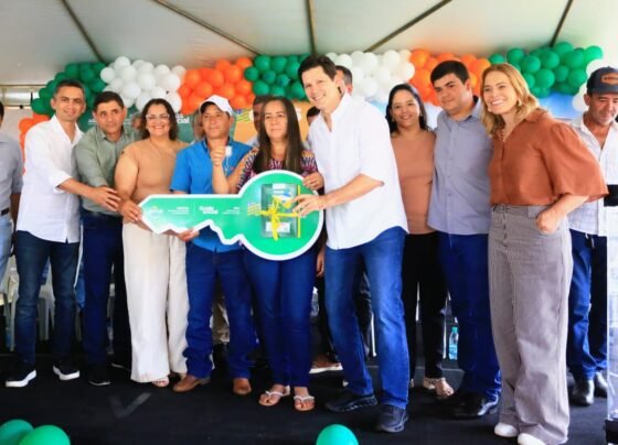 “Vocês vão passar o Natal na casa de vocês”, afirma Daniel Vilela em entrega de moradias gratuitas em Diorama (foto: Benedito Braga)
