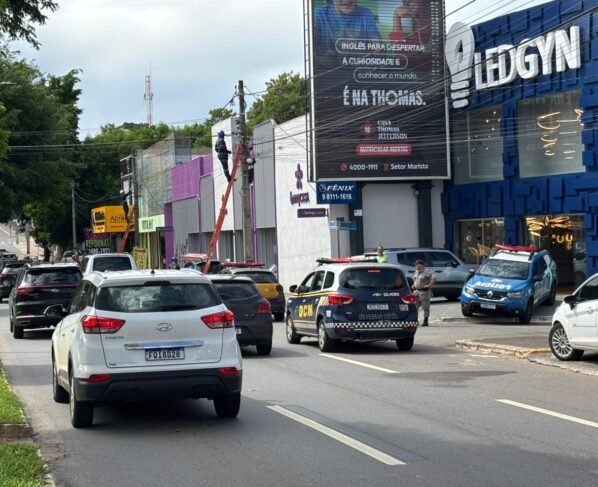 Equipe retira fios na Avenida Jamel Cecílio (Foto: divulgação)