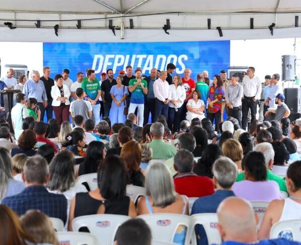 População da cidade de Goiás recebe serviços do Deputados Aqui