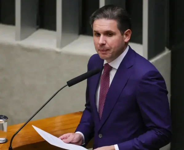 Decisão de Flávio Dino sobre penduricalhos foi "feliz", diz Hugo Motta