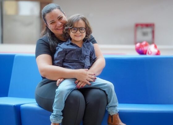 Goiás garante acesso integral ao diagnóstico e tratamento do câncer - Mãe com garotinho ao colo