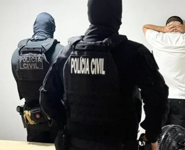 Falso deputado sendo preso pela PC - (Foto: Divulgação/PC)