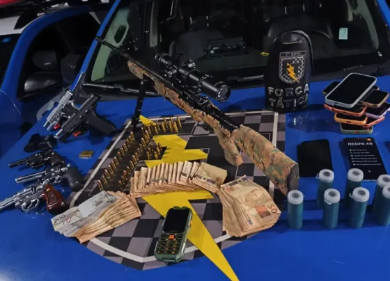 Arsenal de armas e dinheiro em espécie apreendidos com quadrilha - (Foto: reprodução/PM)