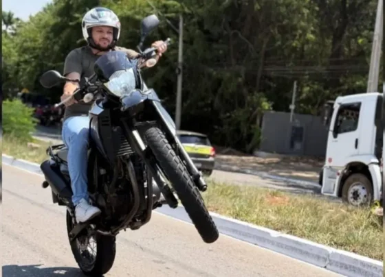Influencer Dodi dando 'grau' na moto - (Foto: reprodução/redes sociais)