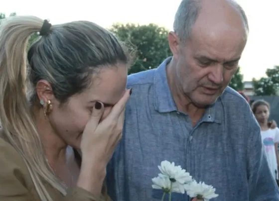 Mulher chora ao lado de um homem idoso triste